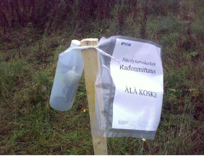 .2.2011, jonka kuvassa 9 esitetään ulkoilman radonmittauspiste: Kyseisessä mittaustavassa on muovipullon pohja poistettu, siis auki, ja pullon sisällä on alfasäteilylle herkkä