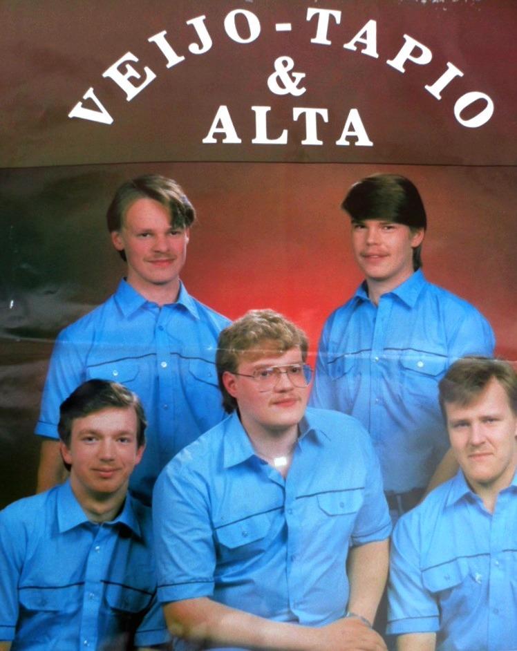 VEIJO TAPIO & ALTA-YHTYE 1982 (Toholampi) Mikko Luoma koskettimet Matti Hukari basso Heikki Luoma