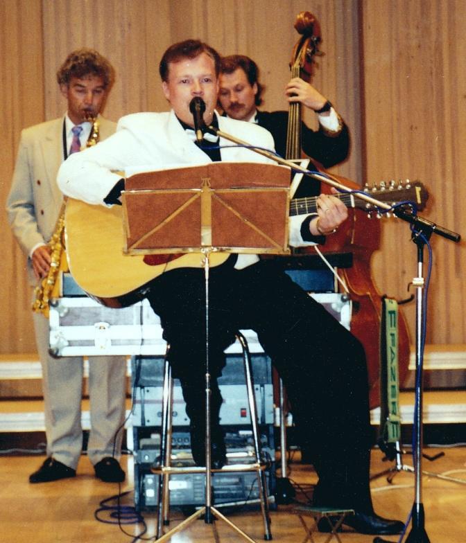 VEIJO PORKOLA JA KOKKOLAN KAUPPAOPPILAITOKSEN YHTYE 1993-1996 Paavo Kalajo saksofoni Veijo Porkola kitara ja