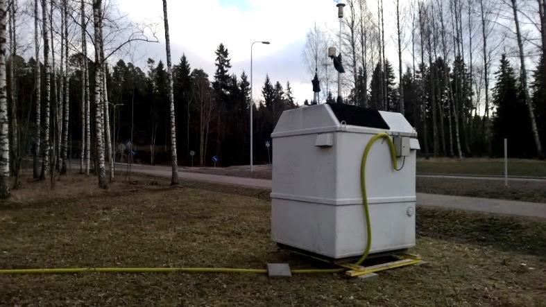 Blominmäen louhinta-alue on mäen päällä mittausasemasta koilliseen. Rinne on metsäinen. Sähköt, työmaakeskus.