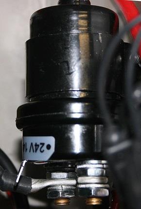 (Akkujen välillä) Esiasennetut 16mm² jhdt (+ pun & - musta) Maxi XL:stä Jht Hydr Cmp yksiköstä Musta Maa