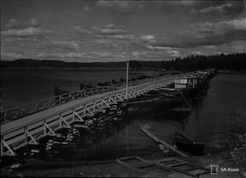 Vuonna 1941 Suomen armeija rakensi Vekaransalmeen proomuista rakennetun väliaikaisen ponttonisillan, joka oli myös siviiliväestön käytössä (kuva 1).