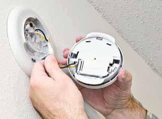 200 V 300 V, ± (1,2% rdg + 10 digit) 300 V, ± (1% rdg + 5 digit) Virta-alue: A/DC: 2 ma 200 ma / 10 A, ± (1,2% / 2% rdg + 5 digit) Vastusalue: ± (1% / 0,8% / 1,2 % rdg + 5 digit) Toimitussisältö: