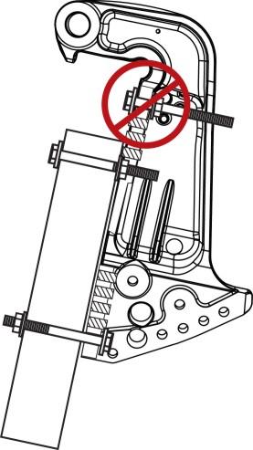 PERÄMOOTTORIN ASENNUS EI HYVÄKSYTTÄVÄ LISÄVARUSTEIDEN ASENTAMINEN TÄRKEÄÄ: Älä käytä kiinnikkeitä, joill moottori on kiinnitetty veneeseen (peräpeiliin ti tsuslevyyn), mihinkään muuhun trkoitukseen