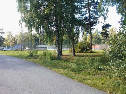idrottsplanens inhägnad.