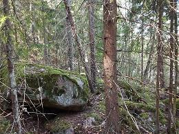 Kohde sijaitsee rinteen alaosassa ja on lohkareinen.