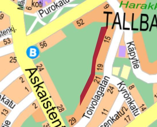 Toivolankadun puolella Huvituksenpuistossa huonokuntoista puustoa.