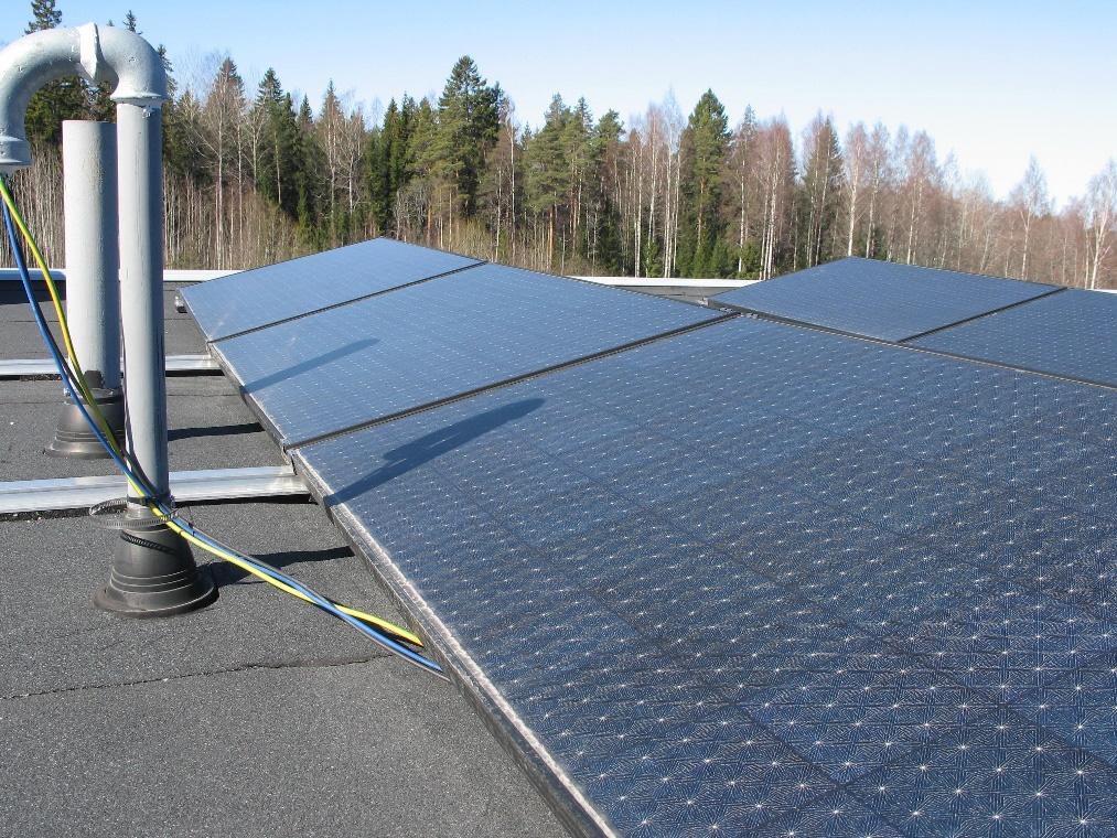 20 Kuva 3.9 Yliopiston tasakattovoimalan kenttää kuusi varjostavat ulosvientiputket.