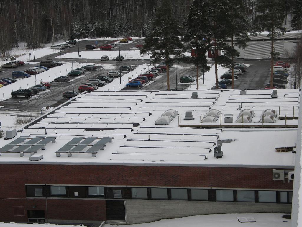 26 Kuva 4.2 Yliopiston tasakattovoimala talvella ja lumen valuminen pois paneelien päältä.