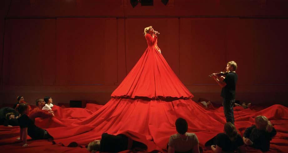 Aamu Song Reddress 2004. Anna-Mari Kähärä, Pekka Kuusisto. Photo Chikako Harada.