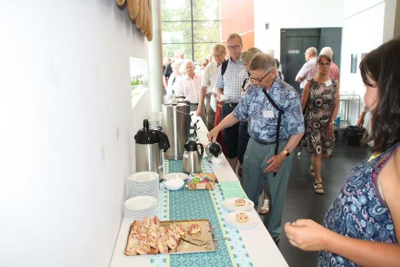 Harrastuksiin kuuluu lisäksi puutarhanhoito ja näytteleminen Lieksan teatterissa. Hän kerää kolikoita ja postimerkkejä ja harrastaa myös murresanojen muistiin merkitsemistä.