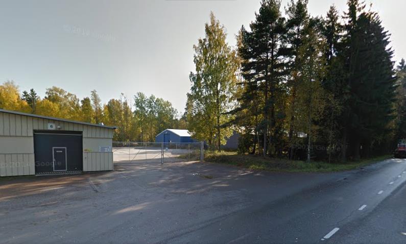 (Lähde: Googlemaps) Tutkimuskohteen tontti on tyhjä metsittynyt alue, lukuunottamatta tontin koillisosaa jossa sijaitsee kaksi sinistä