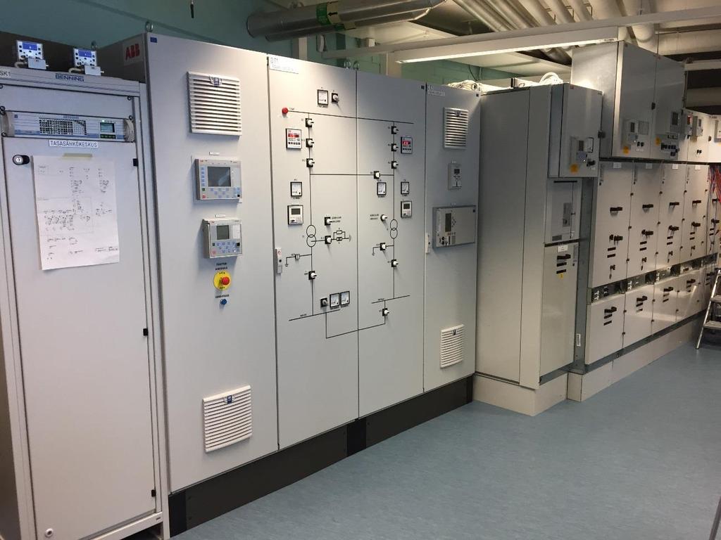 19 5 SÄHKÖVOIMATEKNIIKAN LABORATORIO 5.1 110/10 kv:n Sähköasemalaitteisto yleisesti Sähkövoimatekniikan laboratoriossa on useita eri oppimisympäristöjä ja 110 kv / 10 kv demokojeisto on näistä yksi.