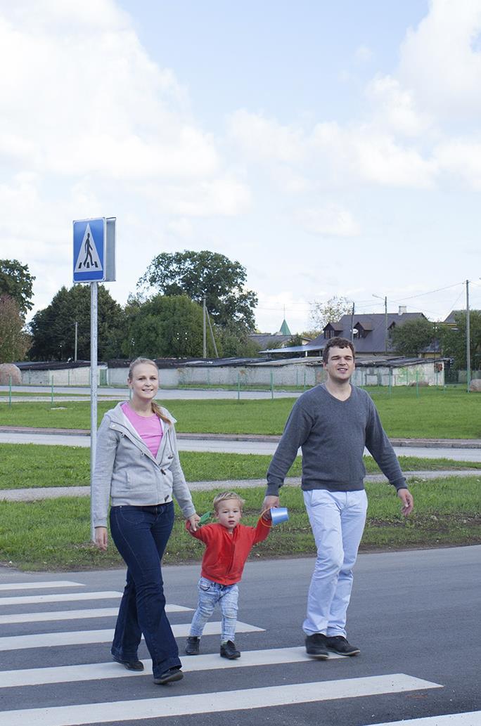 LIIKENNEYM- PÄRISTÖ = INFRASTRUK- TUURI - Liikenneympäristö vaikuttaa oleellisesti liikkumisen turvallisuuteen ja miellyttävyyteen - Väylien ja reittien suunnittelu, risteykset, reunakivet,