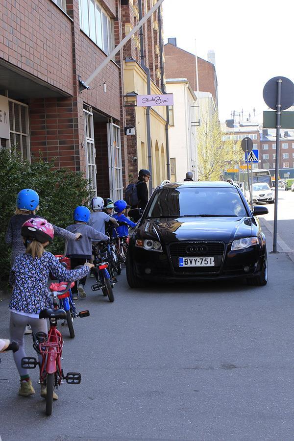 LIIKENNEKULTTUURI TEHDÄÄN YHDESSÄ Koulumatkat LIIKENNE- KULTTUURI - Miten kouluun kuljetaan: pyörällä, kävellen, skootilla vai autolla? - Minkälaisia eroja on lasten ja aikuisten kulkutavoissa?