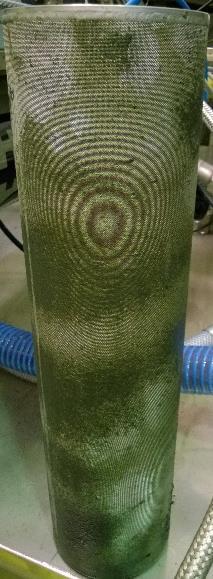 Suodatus 10 µm suodattimella. Vasemmalla on näytteet syötteestä ennen ja jälkeen flokkauksen sekä permeaatista ja oikealla tukkeutunut suodin ilman CF-putkea ja CF-putken kanssa.