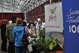 Pohjois-Karjalan Keittiömestarit Mukana Suomi 100-juhlavuoden teemassa Pohjois-Karjalan Keittiömestarit olivat mukana