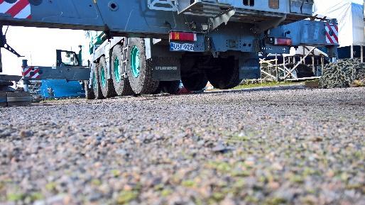 Perjantai-illan aikana nostettiin myös kumivene ylös trailerille, pestiin se painepesurilla ja vietiin kirjaston alakertaan.