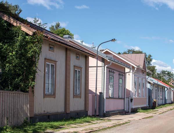 Anna paikallisten herkkujen hurmata makuaistisi ravintoloissa. Loviisan historia herää eloon opastetulla kierroksella.