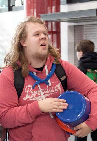 me partiolaiset Repolaiset haastattelivat Samuli Silvennoista ja Anita Niemenmaata Partsikaan. Mikä on parasta partiossa? Samuli: Parasta partiossa on kaverit ja tietysti puuro.