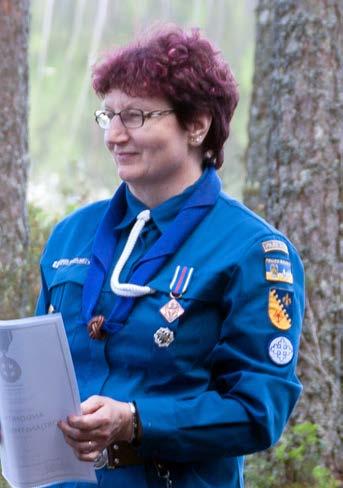 Anita: Olen liittynyt partioon vasta aikuisena niin suoritusmerkkejä minulla ei ole mutta kaksi ansiomerkkiä minulle on myönnetty. Mikä on tärkeintä partiossa?