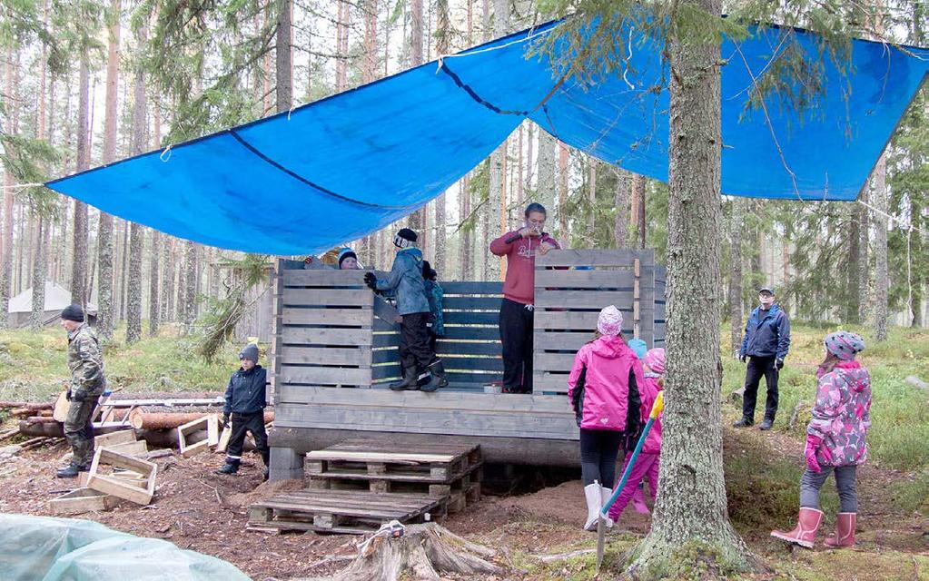 Syysleirillä kaikki ikäkaudet pääsivät rakentamaan liiteriä. Liiteri Erävalkeaan Jo muutaman vuoden ajan oli ollut tiedossa tarve uudelle polttopuuliiterille Erävalkeassa.