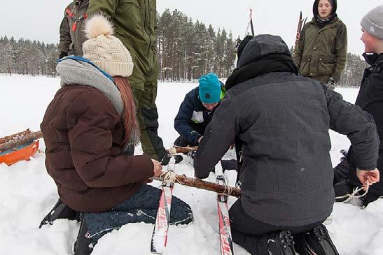 Tarpojat, samoajat ja seikkailijat tekevät hätäahkiota. Yllä: Tarpojat kaatavat puuta Jere Heikkilän johdolla.
