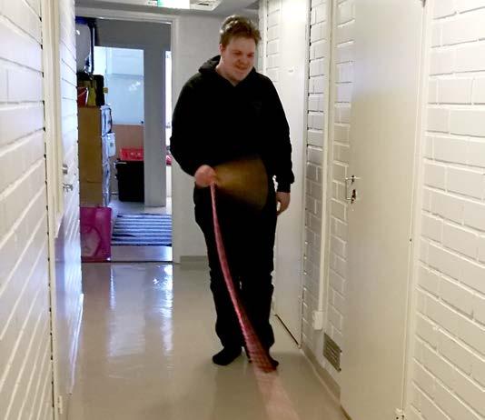 Huuhkajien huplauskokeilu ei onnistunut toivotulla tavalla, sillä köydet purkautuivat niitä löysätessä.