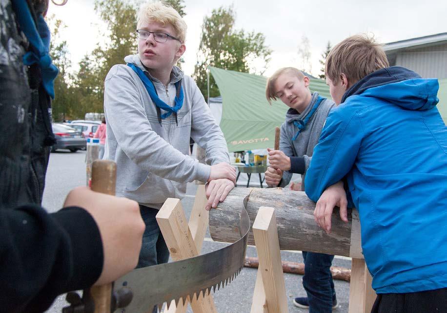 Lippukuntamme osastolla pääsi paistamaan nuotiolla lettuja ja vaahtokarkkeja.