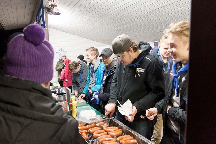 Kynttilöiden sytytys sankarihaudoille 6.12.