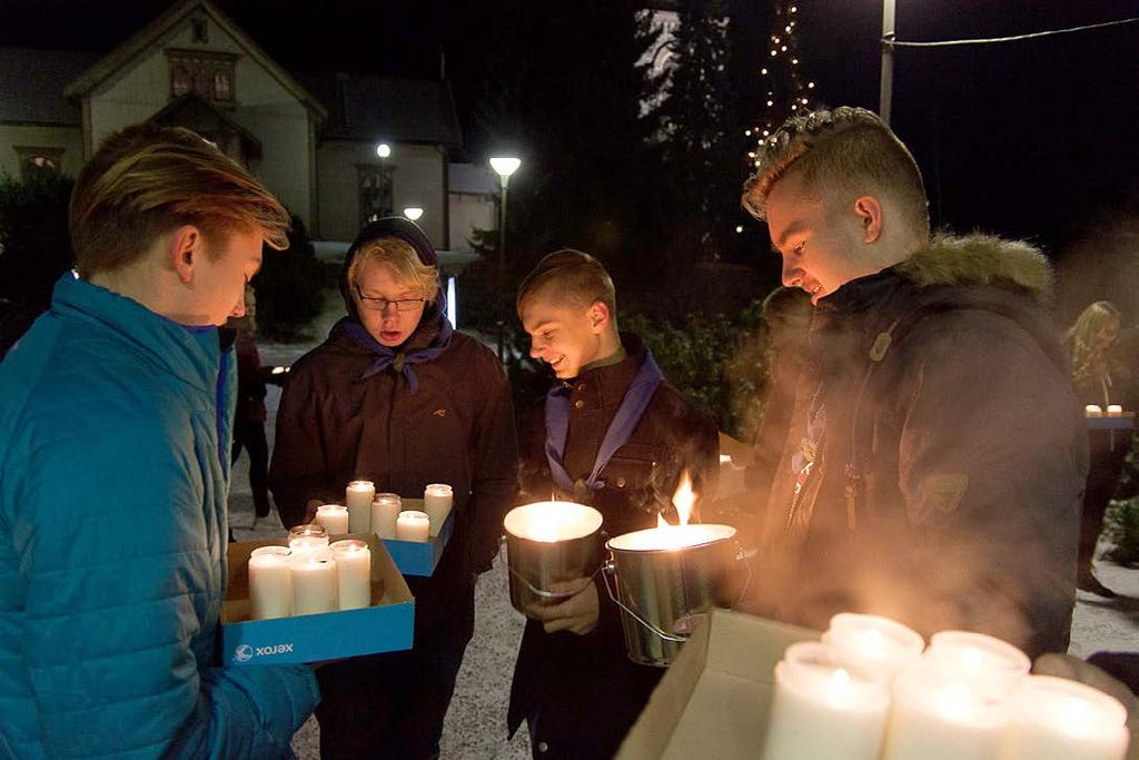 Kynttilöitä viemässä Lauri Mäkipää ja Markus Kuivanen, isoja roihuja Oskari Viitaharju ja Henri Lehojärvi.