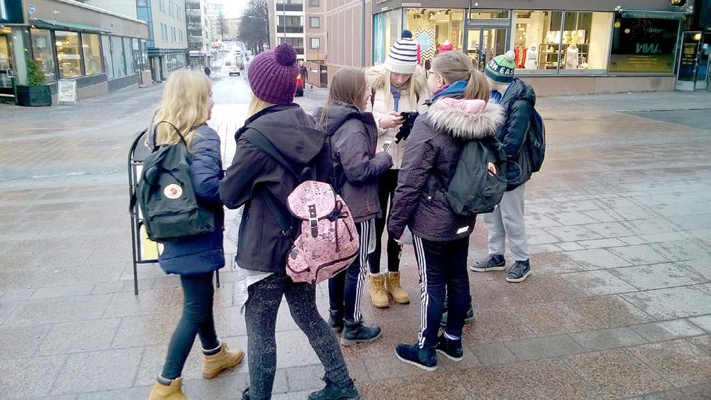 Retkikirjeen ohjeiden mukaan ryhmä kokoontui aamun hämärässä rautatieasemalle tutkimaan karttaa mihin junalla Parkanosta pääsisikään, olemmeko menossa kenties Kolariin.
