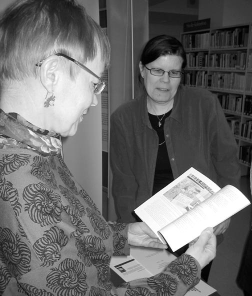 Asocioj Valora librokolekto en la biblioteko de Somero Elina Rasa kun la historiaj verkoj pri esperanto en Turku ricevitaj de Tiina Oittinen.