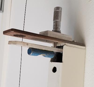 Teräken kmmokerron Y aadaan en eve edeä anneua yhäöä (). Kuva 5. Langan venyyaeo. a) Lanka, punnuene ja perupunnu. b) Pekevy, vaupa ja mkromerruuv.