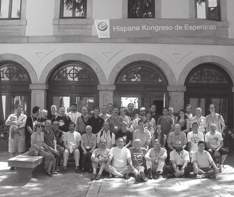 Somere okazis Grupfoto de la 70a Hispana Esperanto-Kongreso en la kulturdomo de San Lorenzo de El Escorial.