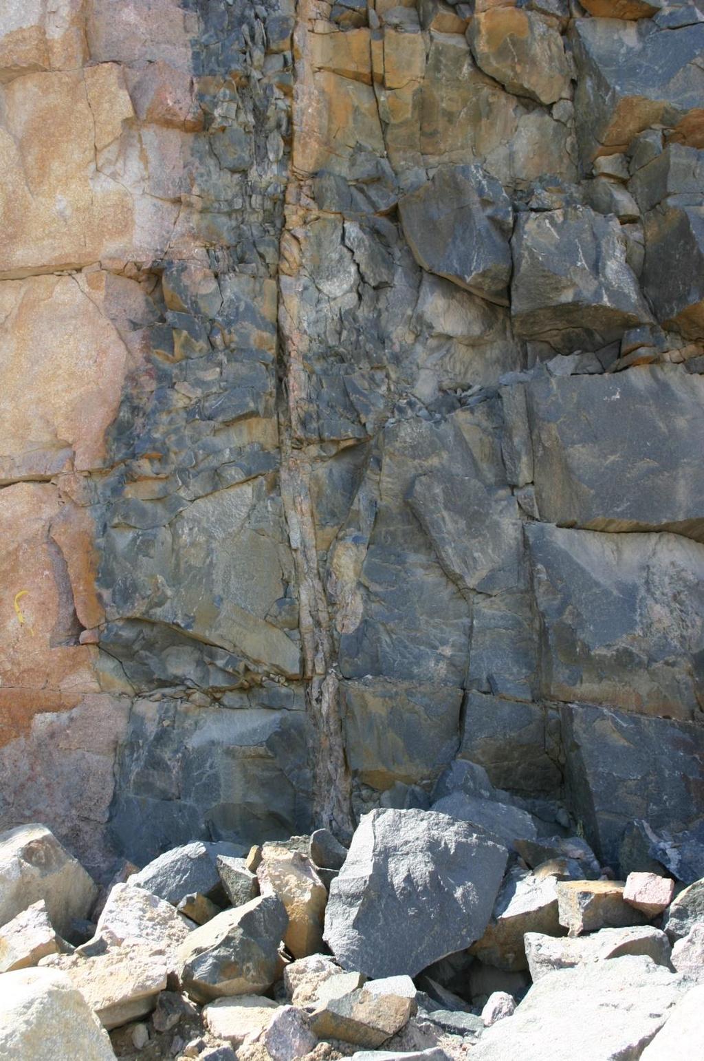 Rock brokenness Comprised from fractures and faults caused by tectonic movements, thermal effects and land uplift, Resulting a complicated fracture pattern, difficult to model using deterministic