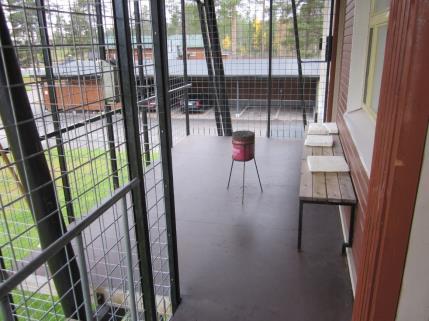 3 Saunat ovat majoitustilojen yhteydessä. Vangit asuvat yhden tai kahden hengen huoneissa. Vankilan päärakennuksen ulkoovi ja osastojen väliovet pidetään lukittuina klo 21.00 ja 06.