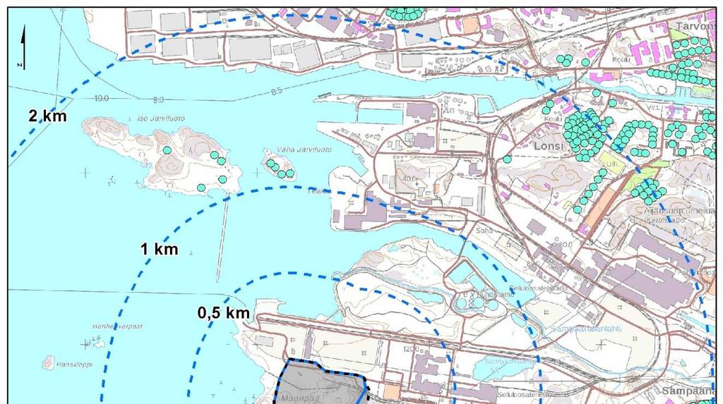 Kuva 6-2. Hankkeen läheisyyteen sijoittuva asutus. Hankealueen eteläosan läpi kulkee polkuja, joiden kautta pääsee mm. Laituritien pysäköintialueelta Maanpään alueen länsirannalle.