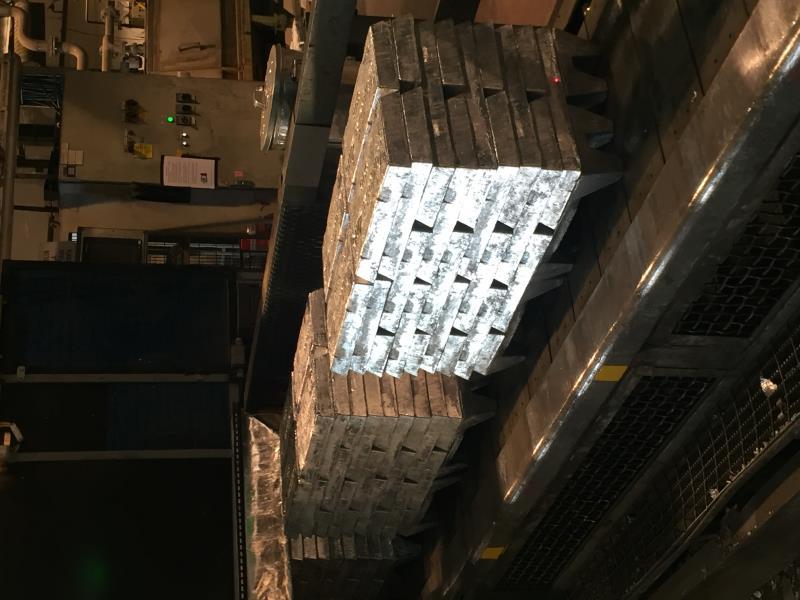 3.5 Harkkovalukone Harkkovalukone on täysin automaattinen valukone, jolla valetaan 25 kilogramman sinkkiharkkoja. Valukoneessa kokillit ovat peräkkäin ja kiertävät kokilliketjussa ympyrää.
