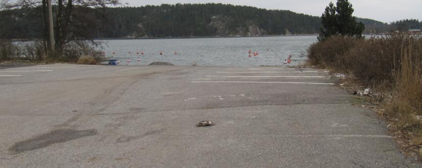 Pysäköintialue on päällystetty ja valaistu. Kuva 6.