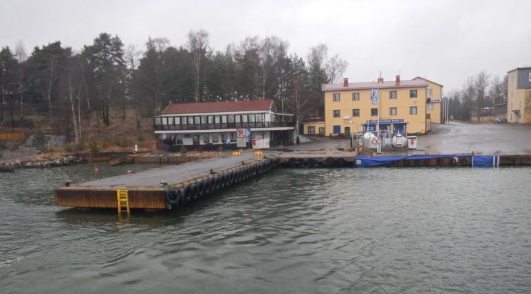 Tiesuunnitelmaselostus 7 Röölän maantielaituri Röölän yhteyslaituri sijaitsee Röölän kylätaajamassa, Laitsalmen rannassa. Kuva 9. Röölän yhteyslaituri. Röölän kylätaajamassa sijaitseva Röölän yhteyslaituri koostuu pistolaiturista, keulaporttipaikasta.