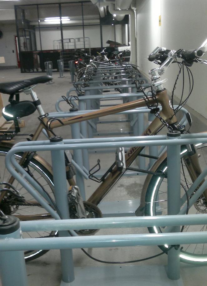 Permanto kahdelle pyörälle Kahden pyörän lattiateline, jossa pyöriä säilytetään takarenkaasta.