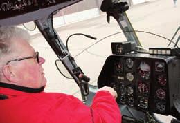 Esittelijöinä toimivat lentomekaanikot Sakari Liikka ja Pekka Hyyryläinen Helikopterikillasta sekä oppilaita Kouvolan seudun ammattiopistolta.