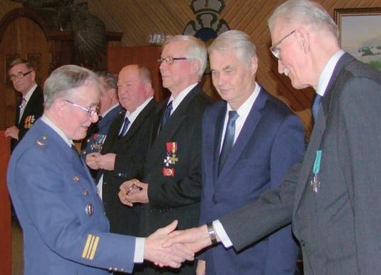 Perustajajäseniä Matti Korhonen, Kalervo Karppinen, Asko Malinen, Kauko Peltonen ja Erkki Kiiskinen Keijo Koiviston kättelyssä.