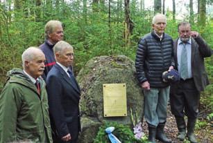 Lentoupseerikurssi 28:n oppilastovereita. Kenraali Rauno Meriö, Juho ja Risto Stauffer. pidettiin Utin perinnetilassa.
