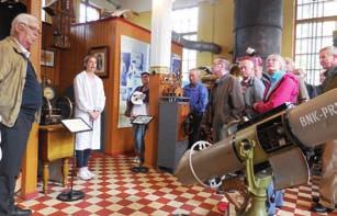 BONK-museo Kirsti Ajanko esittelee kiltalaisille Bonk-museon historiaa ja esineistöä tana oli lopuksi juna-ajelu tehtaan tuotantoosastolla.