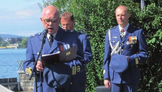 Satakunnan Lennoston Kilta ry Kenttarovasti Sauli Keskinen pitämässä hartaustilaisuutta Zollikonissa Alppilentäjien muistotilaisuudessa 7.9.2015.