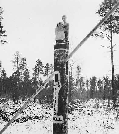 Lääkäri ja potilas Viime Pilven Veikko -lehden sivuilla oli juttu Rissalan lentokentän maastosta löytyneestä puisesta patsaasta.