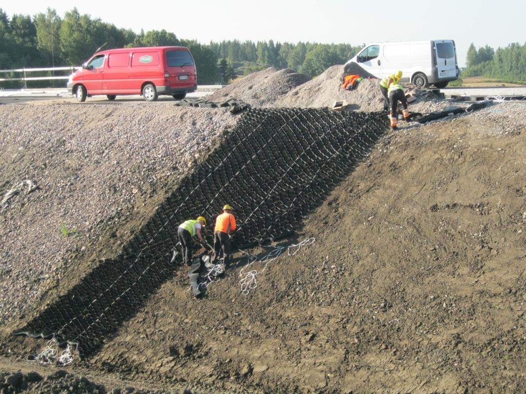 Vantaa Tuupakka: Geoweb asennusta/luiskien