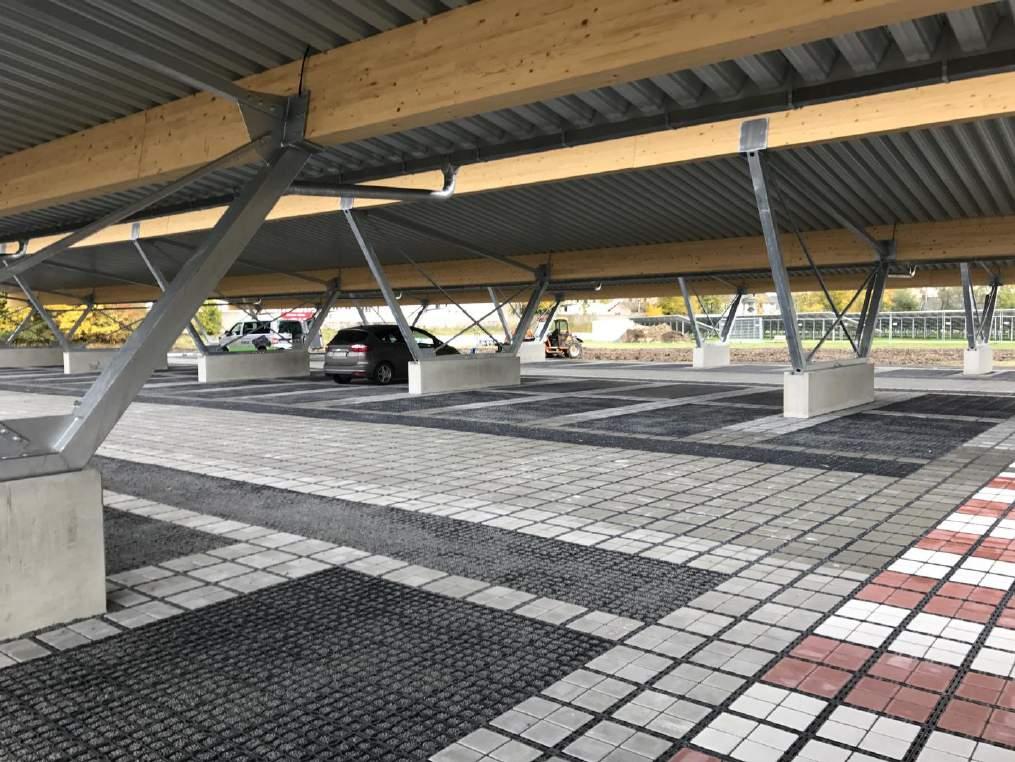 Ecoraster maakenno parkkiruutuina ja Ecobloxx